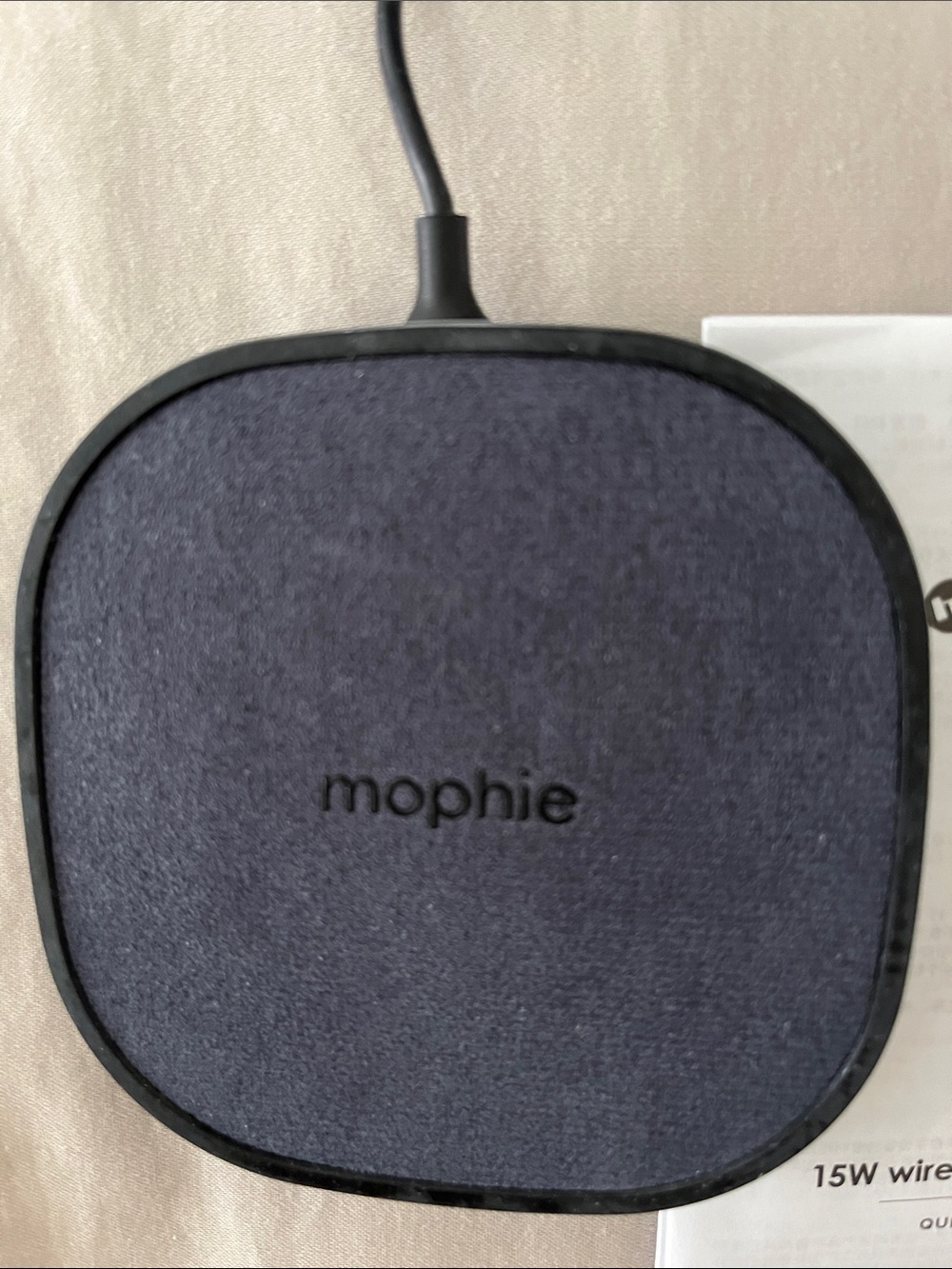 mophie 15W Wireless Charging Pad - White and Black Quick Start Guide